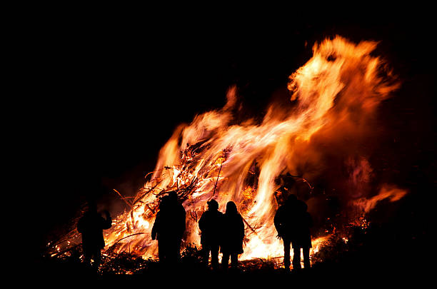 noite de walpurgis fogueira à noite - walpurgis - fotografias e filmes do acervo