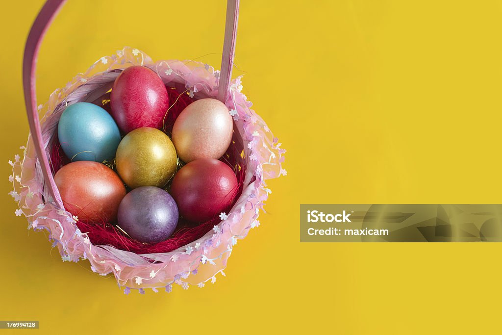 Canasta con huevos de Pascua - Foto de stock de Amarillo - Color libre de derechos