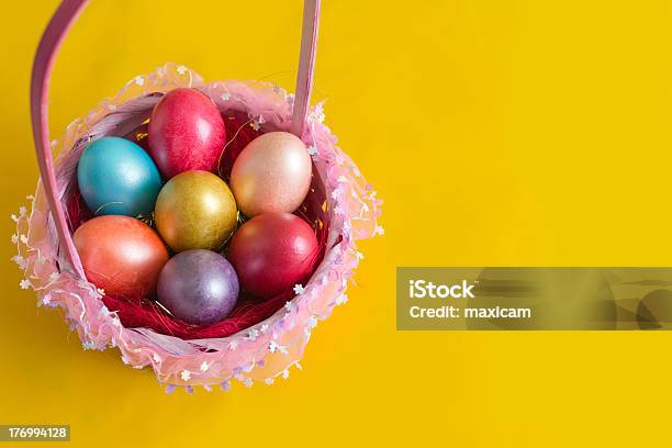 Canasta Con Huevos De Pascua Foto de stock y más banco de imágenes de Amarillo - Color - Amarillo - Color, Azul, Celebración - Acontecimiento