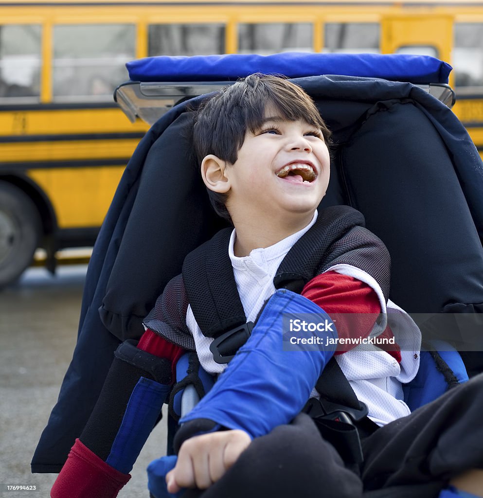 사용불가능 5년 늙음 남자아이 (휠체어, schoolbus - 로열티 프리 버스 스톡 사진