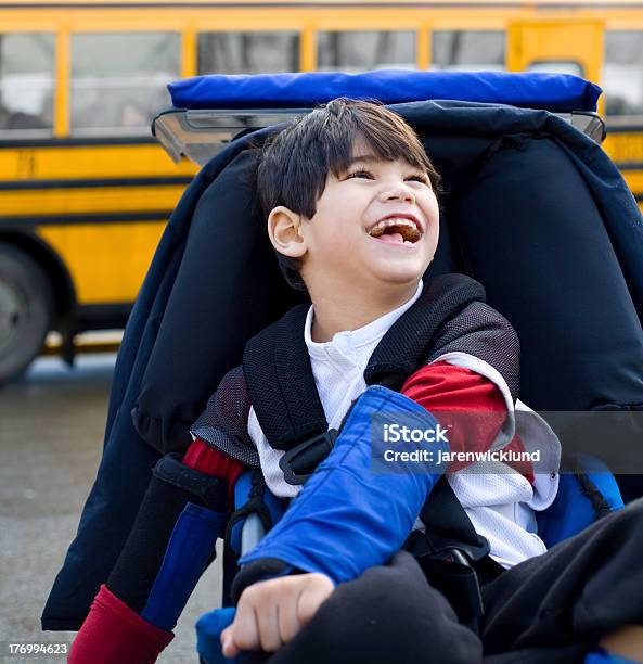 사용불가능 5년 늙음 남자아이 휠체어 Schoolbus 버스에 대한 스톡 사진 및 기타 이미지 - 버스, 휠체어, 뇌성 마비