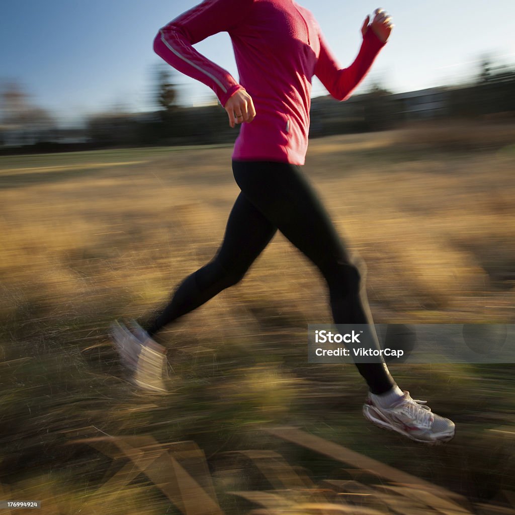 Jeune femme jogging à l'extérieur dans un parc de la ville - Photo de Activité libre de droits