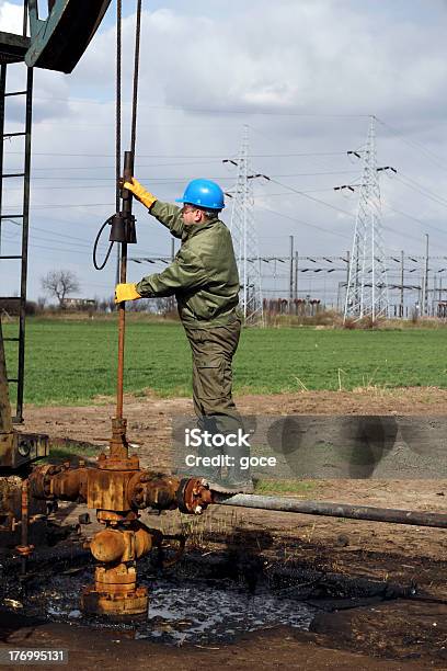 Trabalhador Verificar Bomba Petrolífera - Fotografias de stock e mais imagens de Abastecer - Abastecer, Adulto, Ao Ar Livre