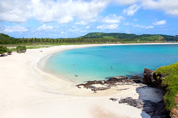 tanjung aan białej, piaszczystej plaży, lombok, indonezja - kuta beach zdjęcia i obrazy z banku zdjęć