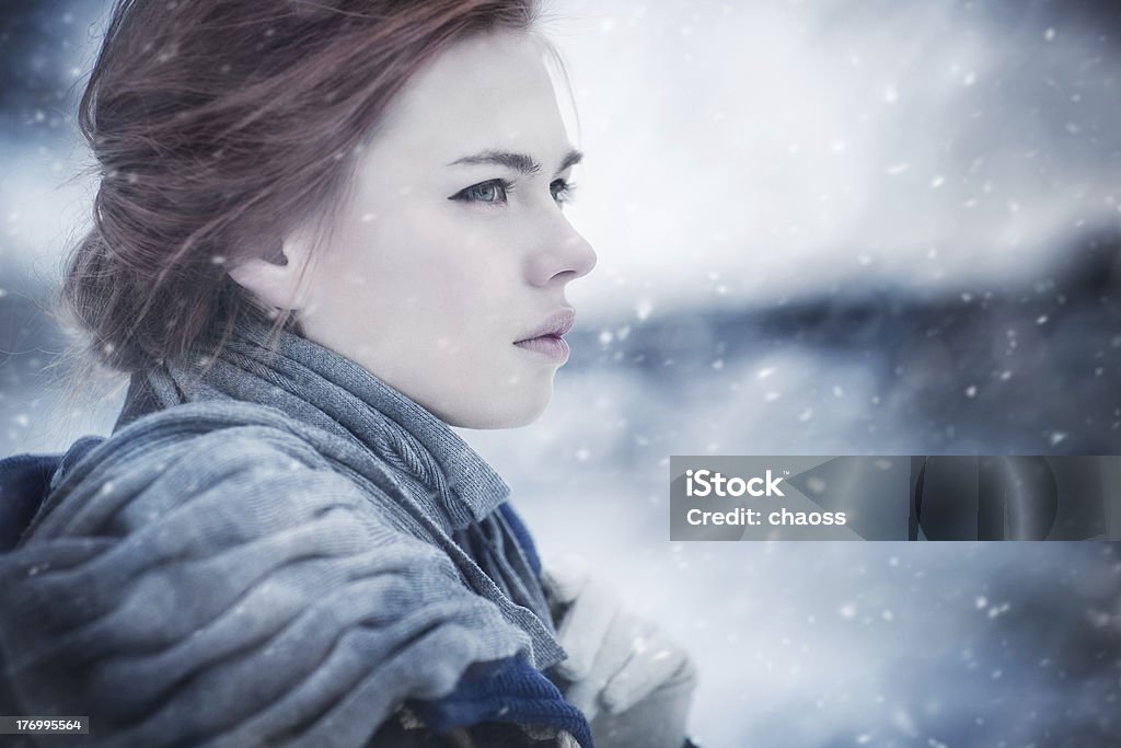 冬の若い女性のポートレート - 吹雪のロイヤリティフリーストックフォト
