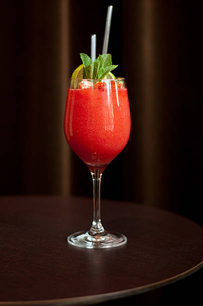 erdbeer-daiquiri drink - strawberry daiquiri stock-fotos und bilder