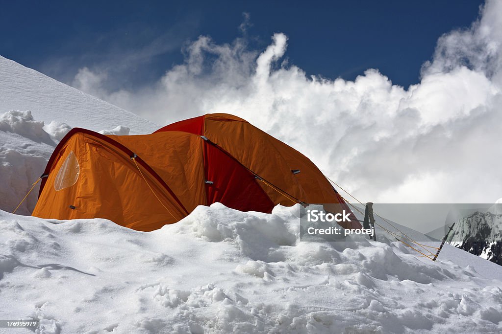 Tenda solitária na Neve - Royalty-free Frio Foto de stock