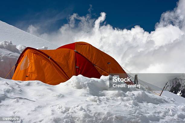 Tenda Solitária Na Neve - Fotografias de stock e mais imagens de Frio - Frio, Quebra-ventos, Tenda - Estrutura Feita pelo Homem