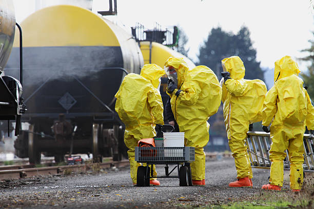 HAZMAT os Membros da equipa vestido para a catástrofe Broca - fotografia de stock