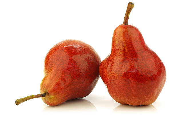 duas peras frescas bartlett - bartlett pear red pear two objects imagens e fotografias de stock