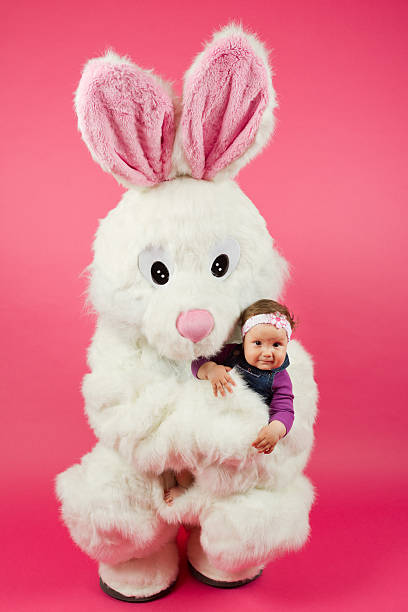 easter bunny umarmen wenig baby mädchen - period costume fotos stock-fotos und bilder