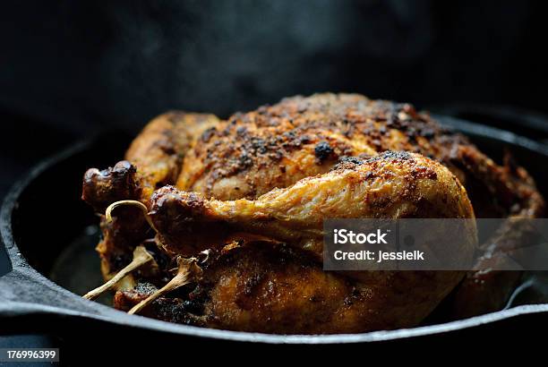 Frango Assado - Fotografias de stock e mais imagens de Frango - Frango, Galinha - Ave doméstica, Rotisserie