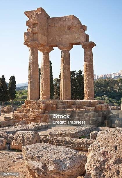 Templo De Dioscuri En Agrigento Foto de stock y más banco de imágenes de Agrigento - Agrigento, Antiguo, Arqueología