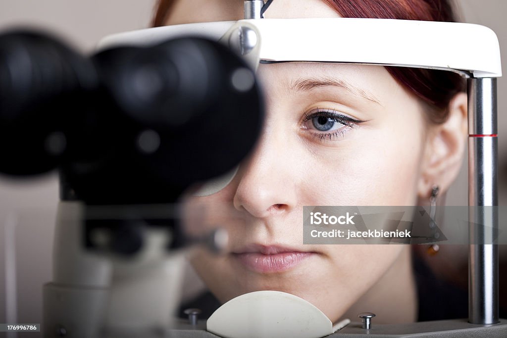 Frau mit Augenuntersuchungen - Lizenzfrei Augenoptiker Stock-Foto