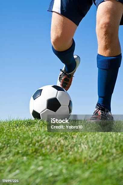 Photo libre de droit de Coup De Pied De Football banque d'images et plus d'images libres de droit de Ballon de football - Ballon de football, Football, Jambe humaine