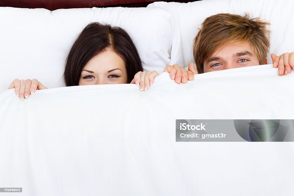Glückliches junges Paar im Bett - Lizenzfrei Bett Stock-Foto