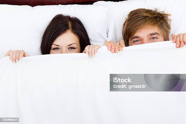 Glückliches Junges Paar Im Bett Stockfoto und mehr Bilder von Bett - Bett, Bettdecke, Ansicht aus erhöhter Perspektive