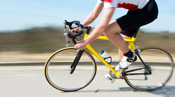 マウンテンバイクで高速 - racing bicycle bicycle cycling yellow ストックフォトと画像