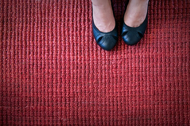 Décolleté nero sul tappeto rosso - foto stock