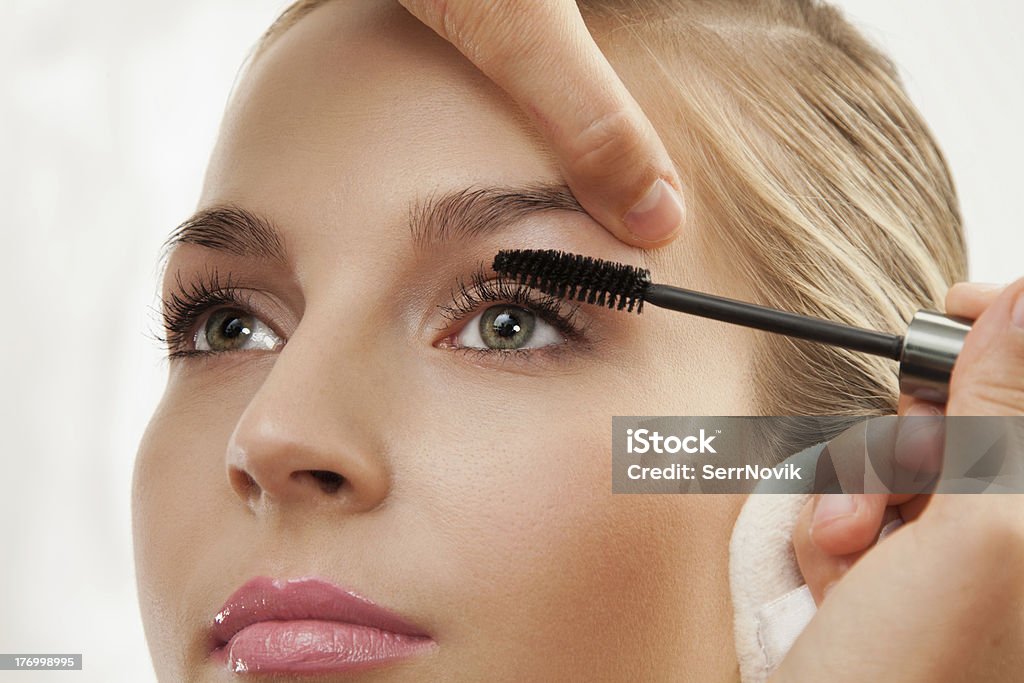 Separando e curling lashes com Pincel de Rímel - Royalty-free Mulheres Foto de stock