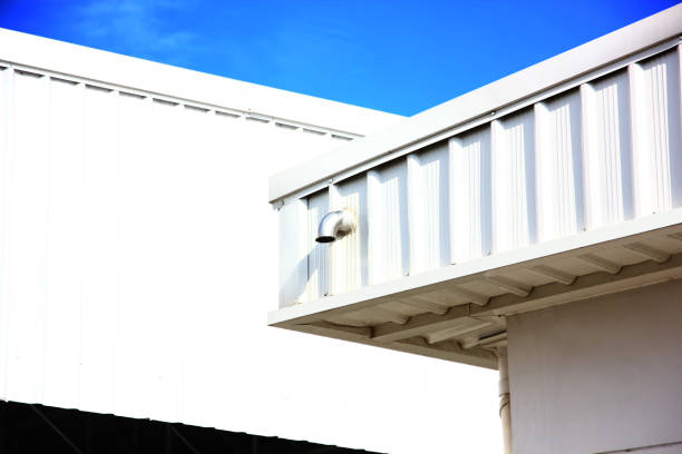stahlkonstruktion geometrische form abstrkates muster vor blauem himmel - architecture roof aluminum sheet industry stock-fotos und bilder