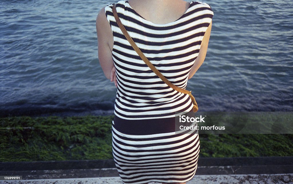 Молодая женщина, глядя на море - Стоковые фото San Marco Canal роялти-фри