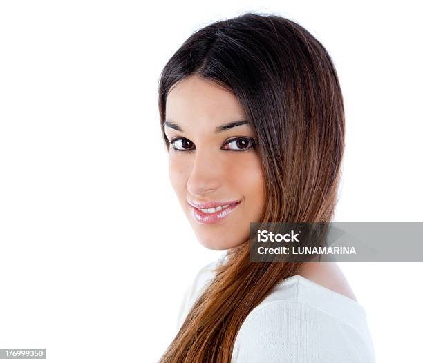 Brunette Indiana Asiatica Donna Con Lunghi Capelli - Fotografie stock e altre immagini di Capelli castani - Capelli castani, Profilo - Vista laterale, Sfondo bianco