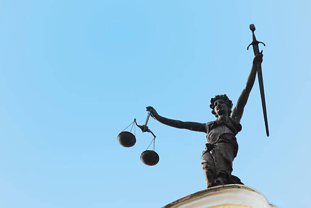 justitia - statue of justice symbol justice law photos et images de collection