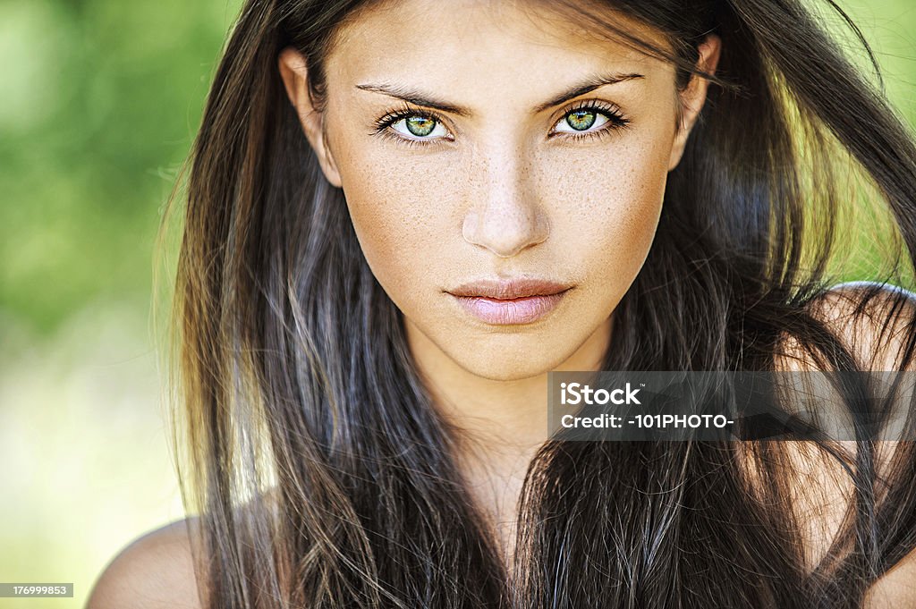 Jeune femme avec multicolore yeux - Photo de Beauté libre de droits