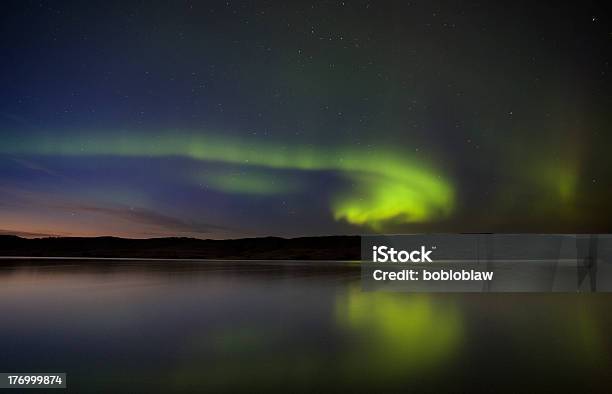 Scatto Notturno Luci Del Nord - Fotografie stock e altre immagini di Acqua - Acqua, Astronomia, Aurora boreale