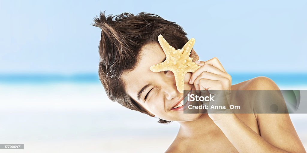 Счастливое лицо мальчик с Морская звезда на пляже - Стоковые фото Беззаботный роялти-фри