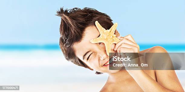 Счастливое Лицо Мальчик С Морская Звезда На Пляже — стоковые фотографии и другие картинки Беззаботный - Беззаботный, Благополучие, Веселье