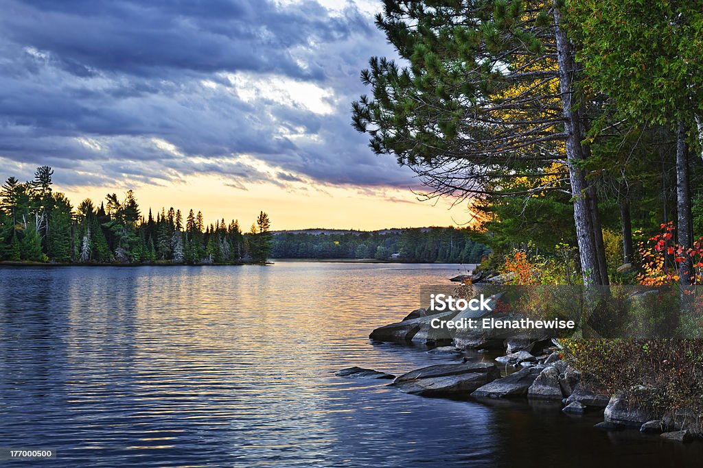 Espectacular atardecer en el lago - Foto de stock de Lago libre de derechos