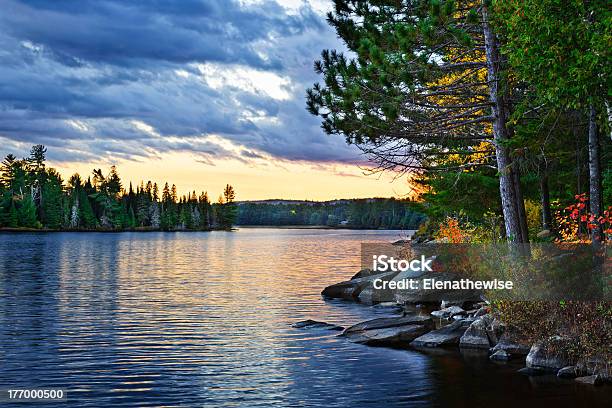 Espectacular Atardecer En El Lago Foto de stock y más banco de imágenes de Lago - Lago, Ontario - Canadá, Canadá