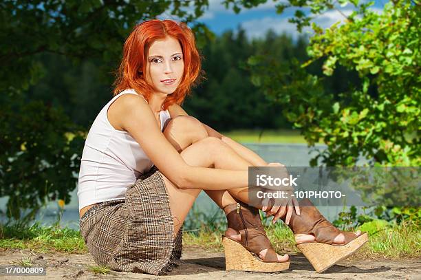 Schöne Frau Sitzt Am Ufer Des Lake Stockfoto und mehr Bilder von Attraktive Frau - Attraktive Frau, Auge, Braunes Haar