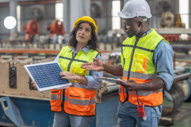 metalúrgicos instalam painéis solares, cortam custos, ganham créditos de carbono, combatem as mudanças climáticas. - budget green business finance - fotografias e filmes do acervo