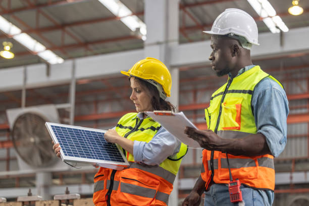 los trabajadores metalúrgicos de las fábricas instalan paneles solares, reducen costos, ganan créditos de carbono, combaten el cambio climático. - budget green business finance fotografías e imágenes de stock