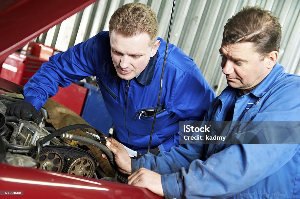 Dwóch samochodów mechanika diagnozowanie auto silnik problem - Zbiór zdjęć royalty-free (Benzyna)