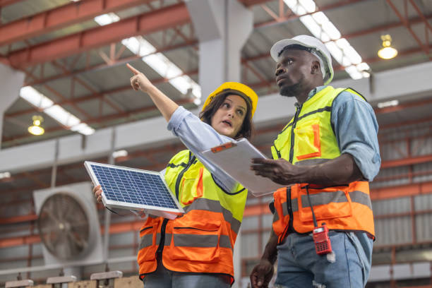 metalúrgicos instalam painéis solares, cortam custos, ganham créditos de carbono, combatem as mudanças climáticas. - budget green business finance - fotografias e filmes do acervo