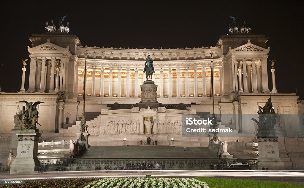 Рим-Витторио Эмануэле II достопримечательность на ночь - Стоковые фото Алтарь отечества роялти-фри