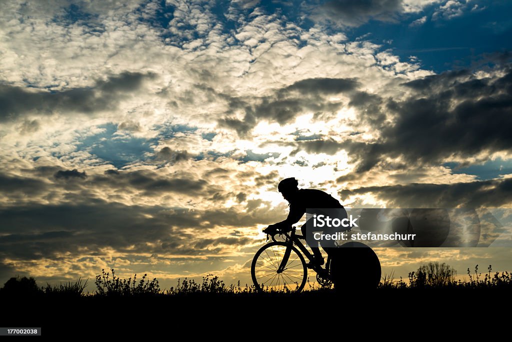 Radfahrer auf den Sonnenuntergang - Lizenzfrei Kontur Stock-Foto