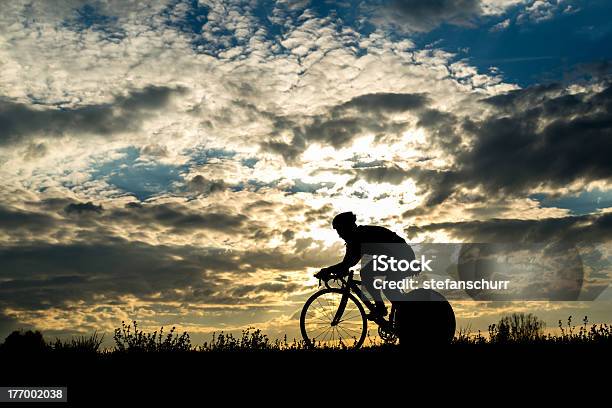 Radfahrer Auf Den Sonnenuntergang Stockfoto und mehr Bilder von Kontur - Kontur, Leichtathlet, Radfahren