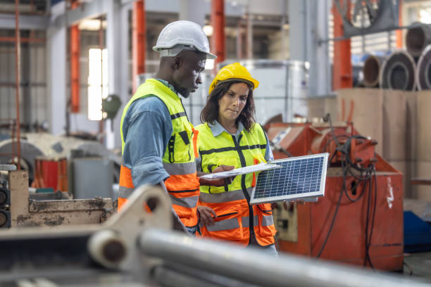 los trabajadores metalúrgicos de las fábricas instalan paneles solares, reducen costos, ganan créditos de carbono, combaten el cambio climático. - budget green business finance fotografías e imágenes de stock