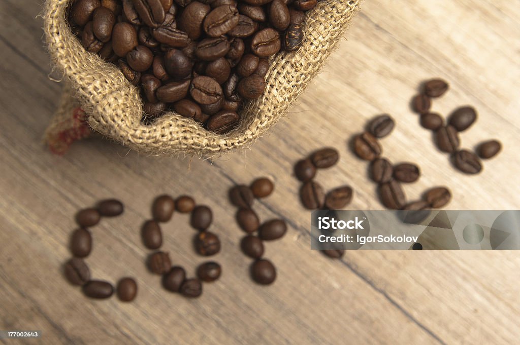 Grains de café sur une surface en bois - Photo de Aliment libre de droits