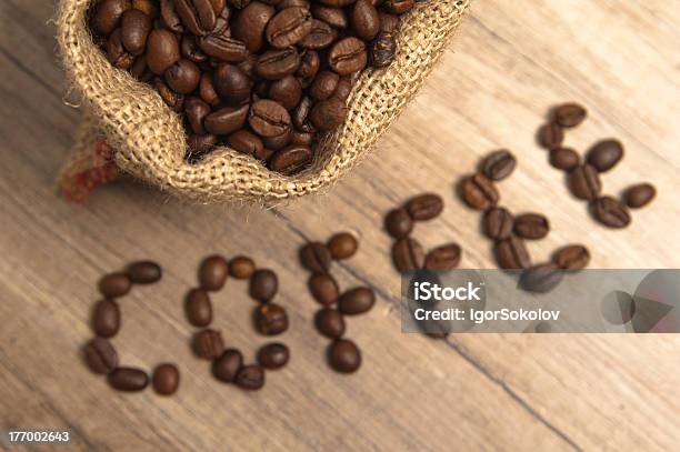 Photo libre de droit de Grains De Café Sur Une Surface En Bois banque d'images et plus d'images libres de droit de Aliment - Aliment, Aliment rôti, Aliments et boissons