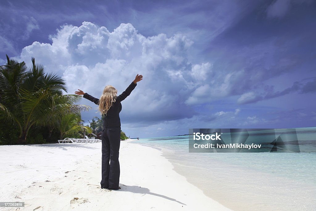 Feliz mujer de negocios en la costa del océano - Foto de stock de Adulto libre de derechos