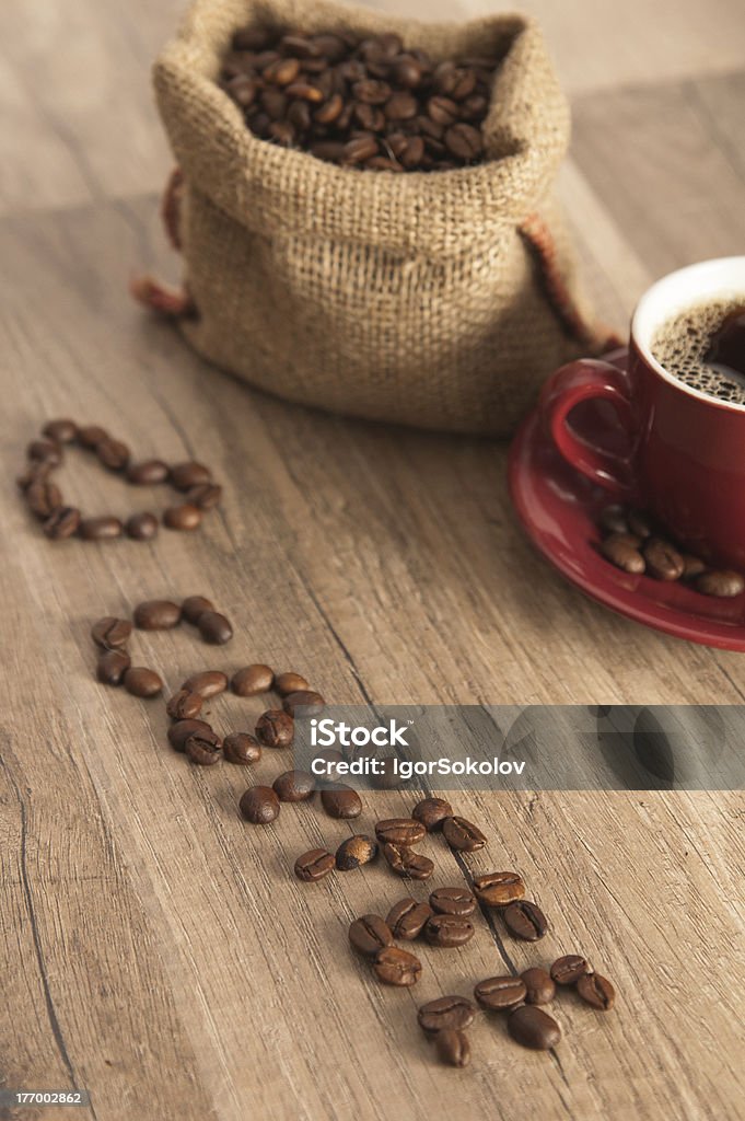 Ziarna kawy na drewnianym powierzchni - Zbiór zdjęć royalty-free (Bez ludzi)