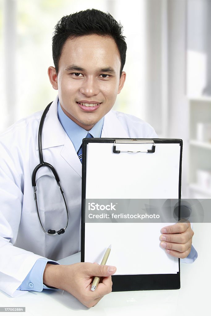 Médico médico mostrando em branco área de transferência - Royalty-free 30-34 Anos Foto de stock