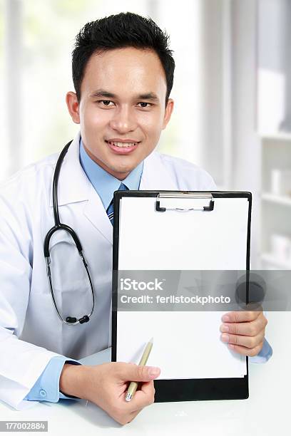 Médico Médico Mostrando Em Branco Área De Transferência - Fotografias de stock e mais imagens de 30-34 Anos