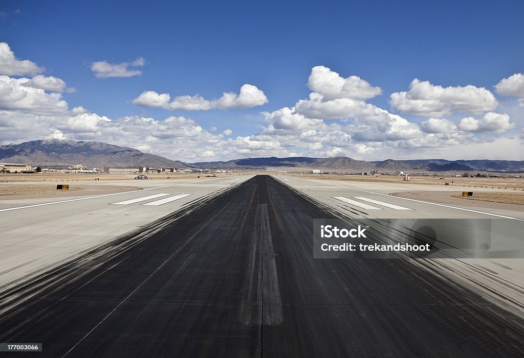 Desierto Airport Runway marca de frenazo de hidromasaje - Foto de stock de Aeropuerto libre de derechos